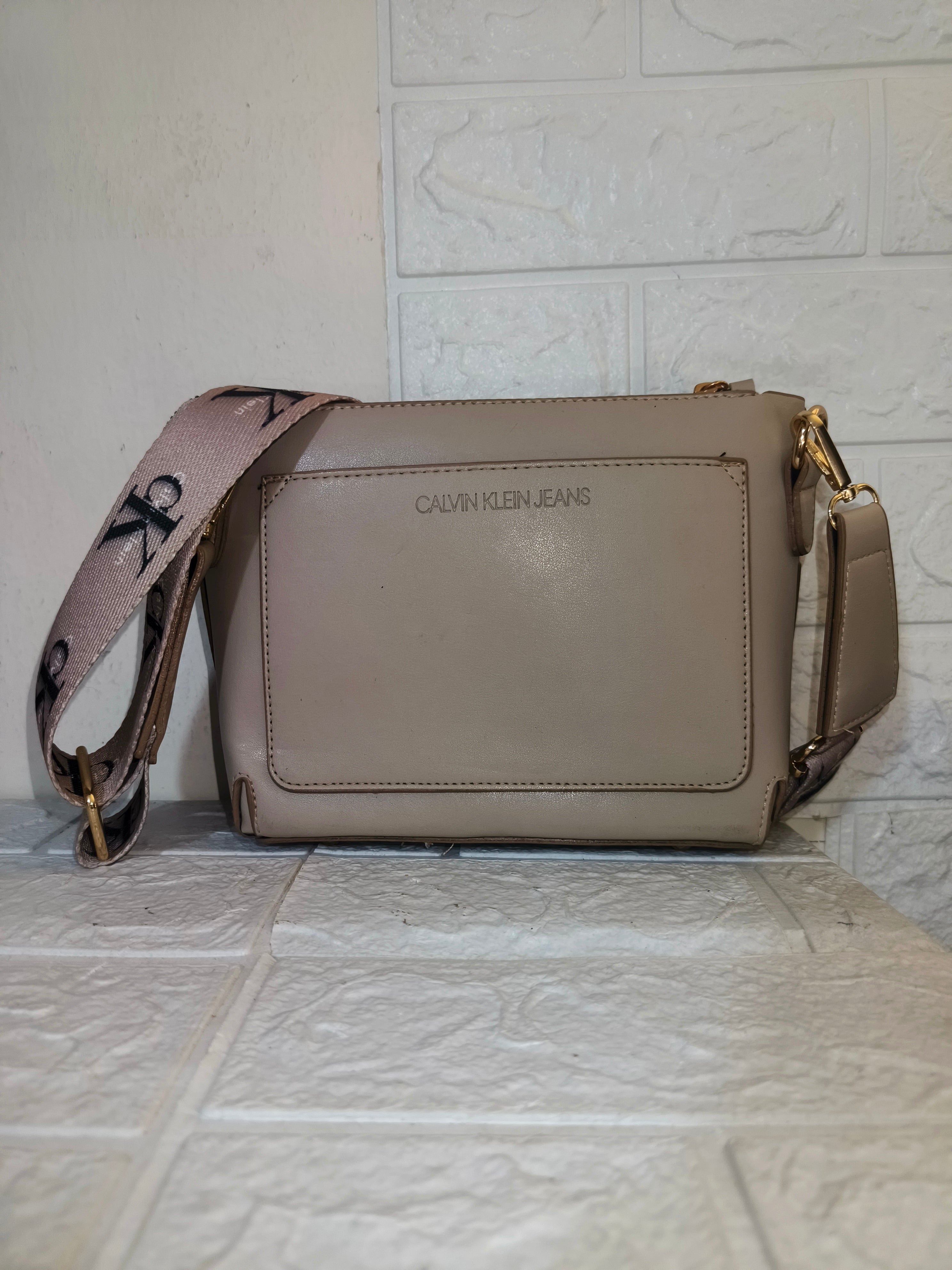 Calvin Klein Jeans two-tone metallic faux-leather crossbody bag